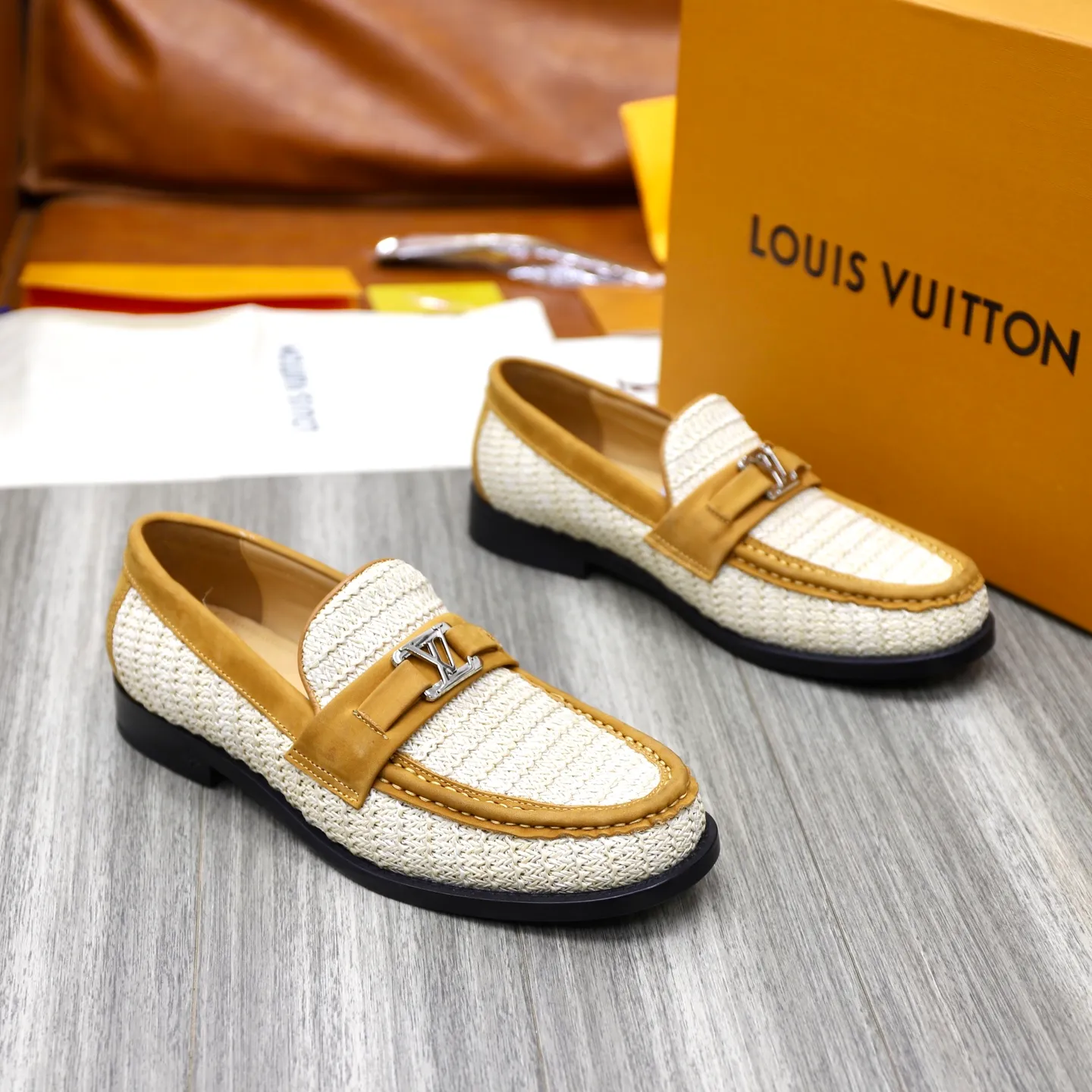 Men's Men's Shoes💰💰920LV Louis Vuitton Slip-on Loafers, top quality products from Guangzhou, ready for sale! This LV Glove loafer is made of selected soft cowhide, with a slightly wrinkled leather surface and a very high-end texture. Each pair is unique. The leather surface is light and soft, with a fine texture and good luster. It is a classic loafer style, with exquisite handmade mark stitching on the toe, and a square toe configuration to highlight the classic style. The horizontal band has hot-printed LV three-dimensional letters, semi-solid handcrafts and a genuine leather outsole, and a rubber patch on the heel to create wear-resistant performance and comfort. One of the must-have loafers for men! Comes with full original packaging! Code number: 38-39-40-41-42-43-44 (38, 45, 46 customized) standard leather shoe code